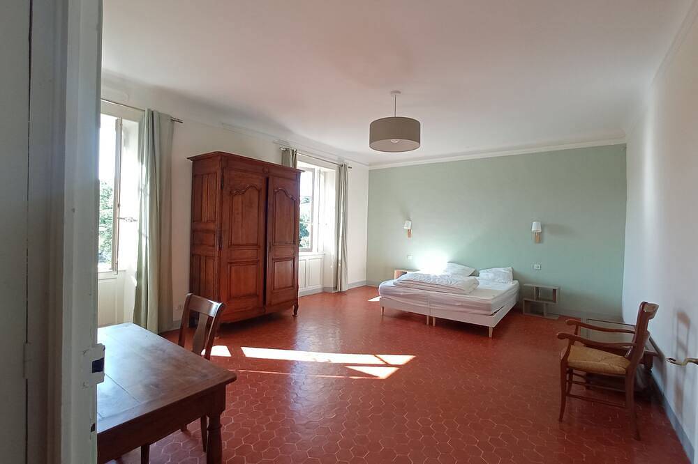 Gite for 15 people, Bastide in Provence with authentic untreated swimming pool. in Rognes, Aix-en-Provence region