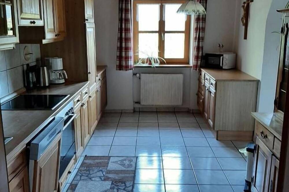 Ganze Wohnung, Gemütliche Ferienwohnung (100 m2) mit Balkon und Kinderspielecke, perfekt für Familien in Viechtach, Ostbayern