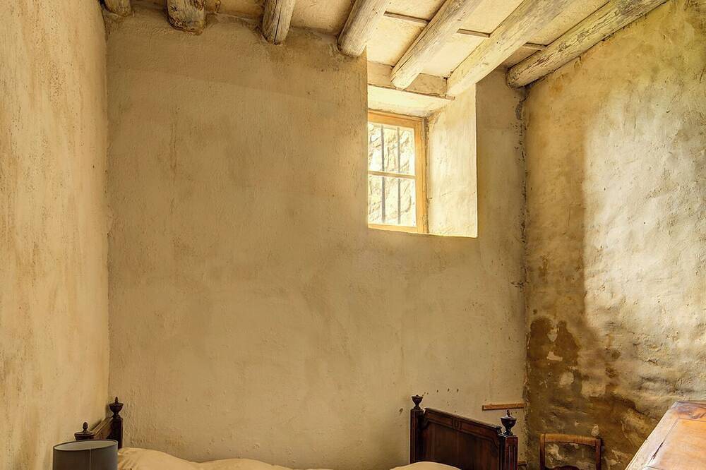 Village house in its original state (under the bell tower) in Meynes, Nimes und Umgebung