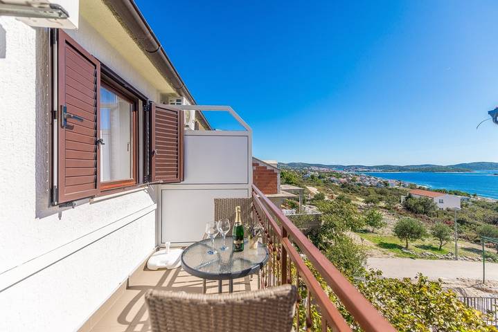 Apartamento entero, Apartamento de vacaciones para 4 personas con balcón/terraza in Rogoznica, Condado de Šibenik-Knin