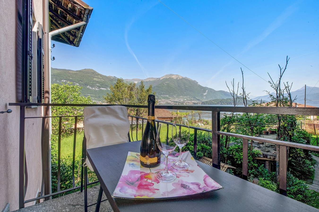 Ferienhaus 'Casa Mocchetti' mit Seeblick, Garten und Wlan in Lezzeno, Comer See
