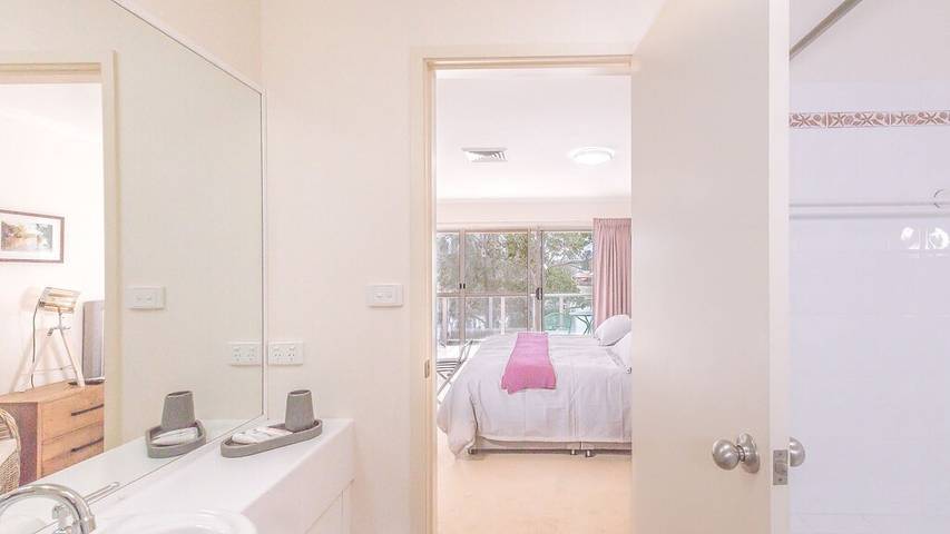 Holiday home for 5 people, with garden and balcony as well as pool in Sussex Inlet