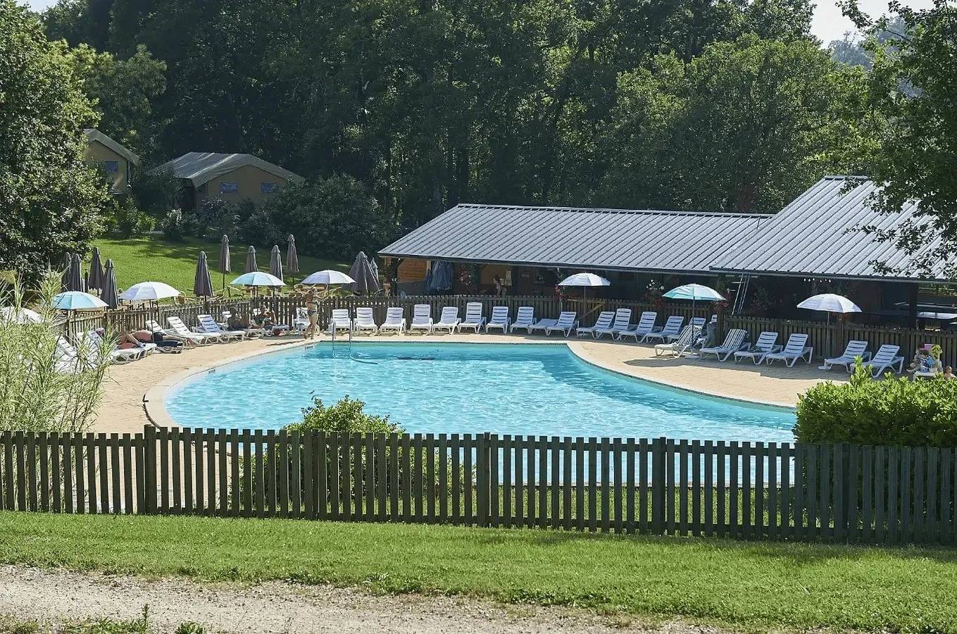 Camping 5 étoiles - Piscine - ccbefbi in Gourdon, Lot