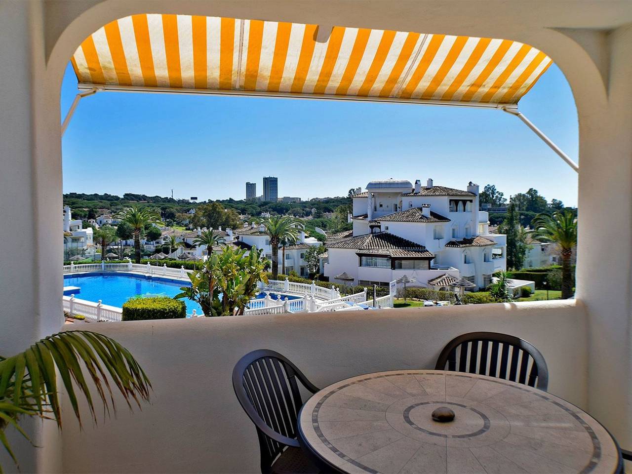 Entire apartment, Apartamento 'Dormitorio' mit Terrasse in Marbella East, Marbella