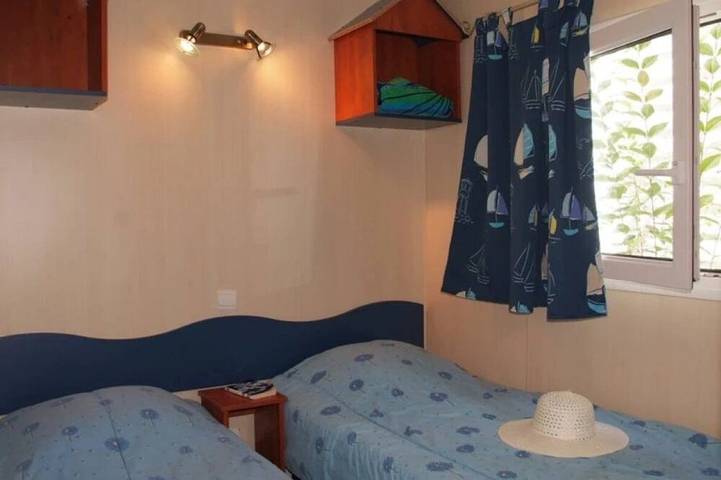 Zecamping 3* pataugeoire piscine locatif Tv clim 32m2 8 pers in Saint-Mitre-les-Remparts, Mediterranean Coast (France)