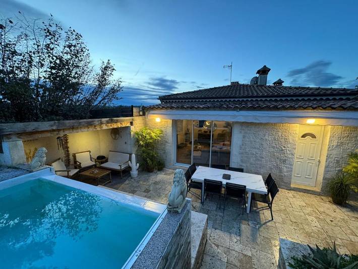 Location de vacances pour 6 personnes, avec piscine ainsi que vue et jardin dans Parc de Vaugrenier