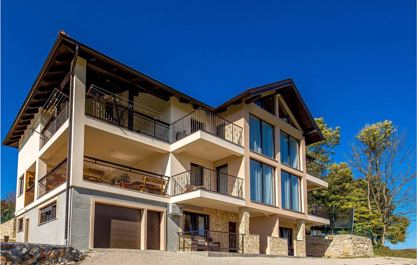 Ganze Ferienwohnung, Gemütliche Ferienwohnung mit Pool und Terrasse, 2 km vom Stadtzentrum von Rakovica entfernt in Karlovac und Umgebung