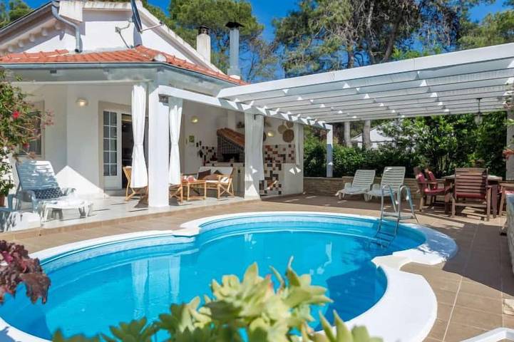 Ferienhaus für 6 Personen, mit Terrasse und Garten sowie Pool
