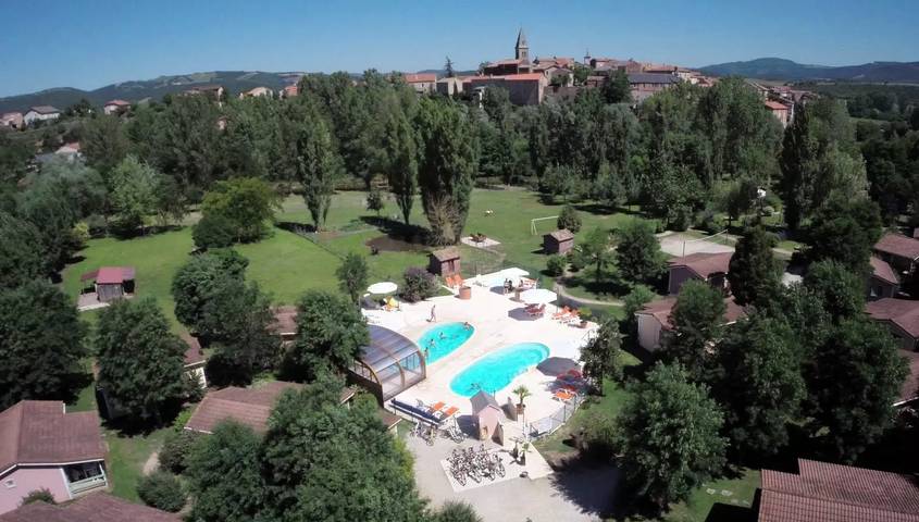 Chalet pour 4 personnes, avec piscine ainsi que vue et terrasse, animaux acceptés dans l' Aveyron