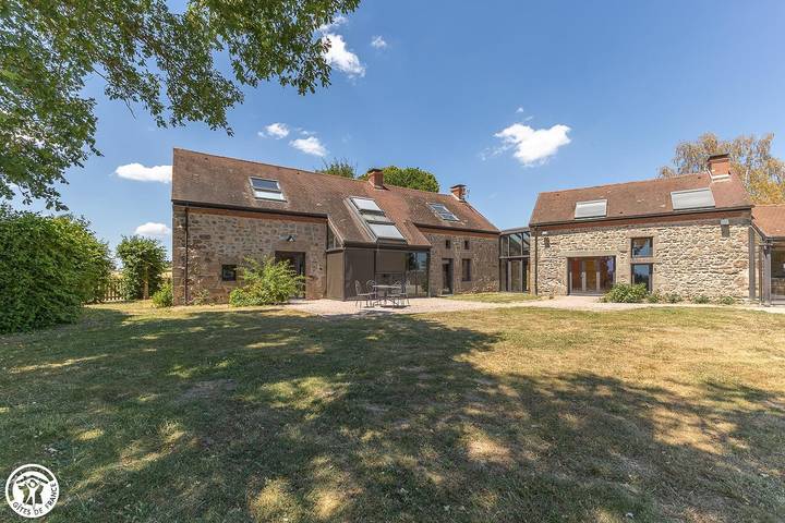 Gîte pour 14 personnes, avec Terrasse et Jardin ainsi que Piscine et Vue
