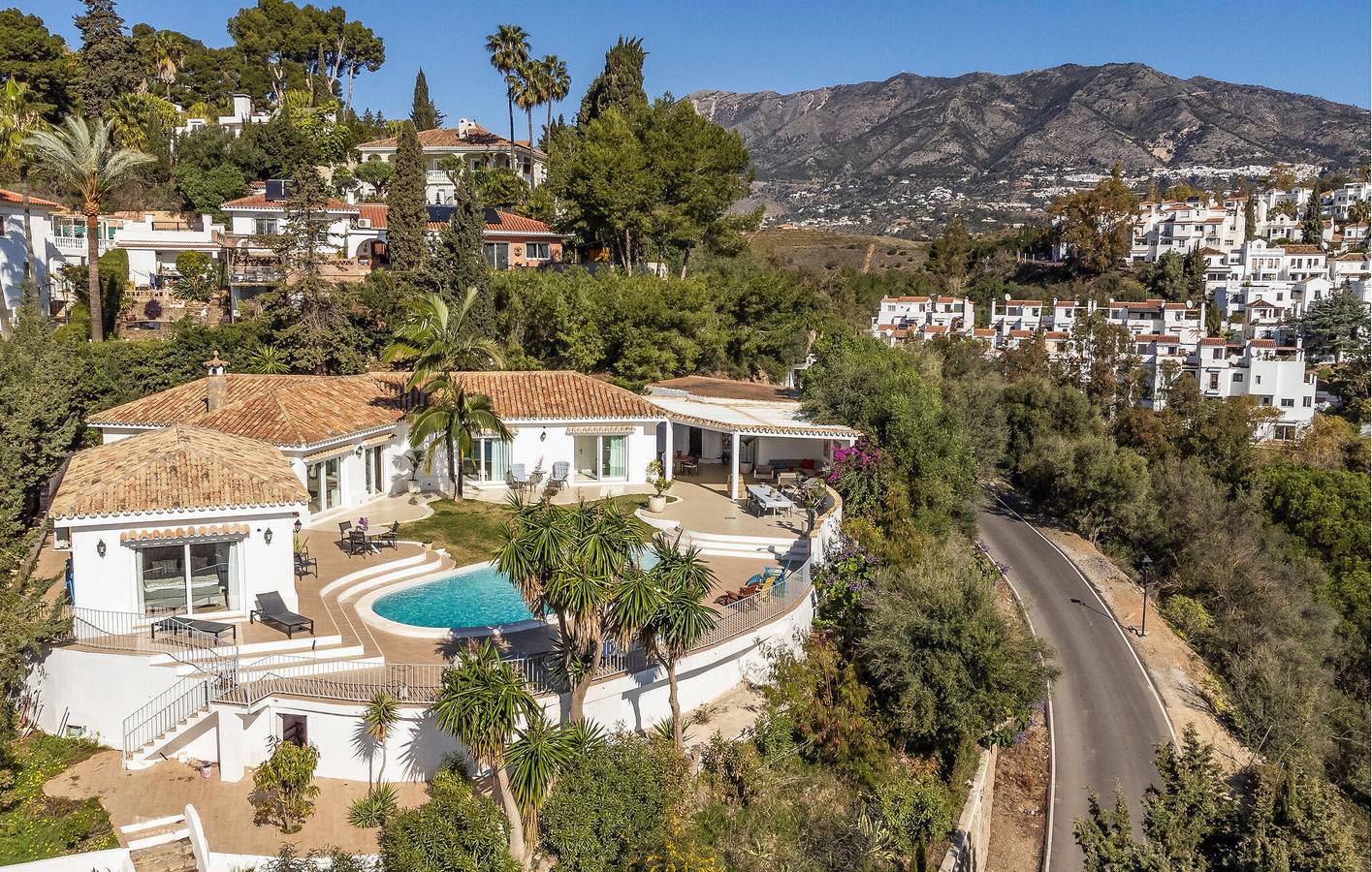 Sea View Apartment with Pool, Terrace & Parking, 1.5km from Las Lagunas in Mijas Costa, Mijas