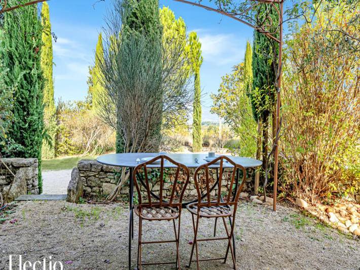Gîte pour 2 personnes, avec jardin ainsi que terrasse et piscine, animaux acceptés à Oppède - 2