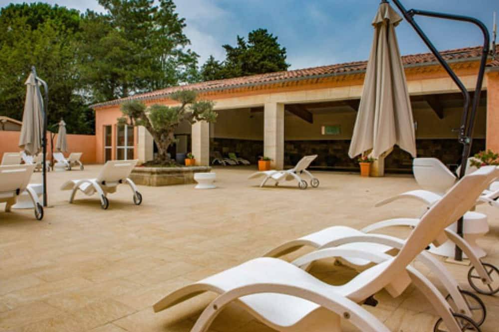 3-room chalet with terrace, 4 guests, comfort and tranquility in Noves, Arles region