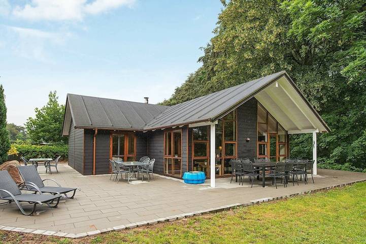 Ferienhaus für 12 Personen, mit Whirlpool und Sauna sowie Terrasse in Loddenhøj