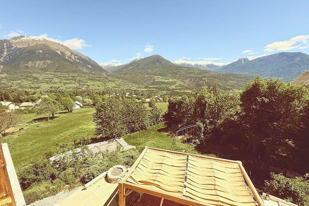 Comfortable Cottage – Sleeps 15 – Panoramic Mountain View, Terrace, Hautes-Alpes in Embrun, Nationalpark Écrins