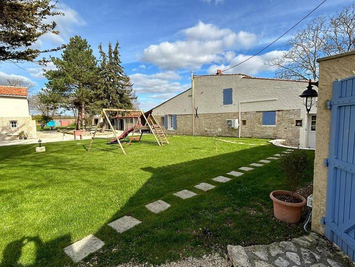 Gîte pour 14 personnes, avec jardin ainsi que vue et terrasse, animaux acceptés à Authon-Ébéon