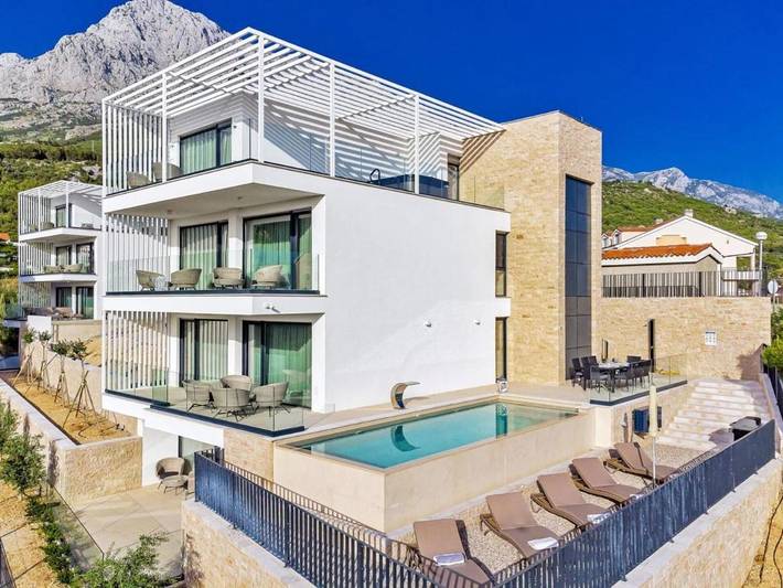 Villa pour 8 personnes, avec jardin ainsi que balcon et piscine à Promajna