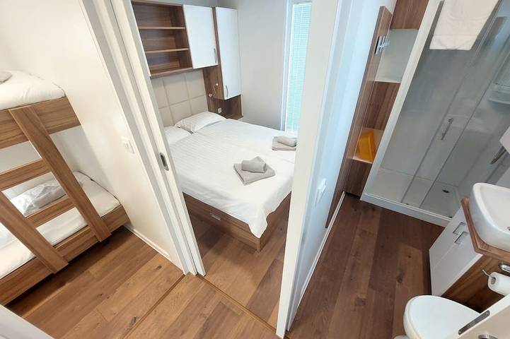 Hausboot für 4 Personen, mit Whirlpool und Balkon sowie Garten in Kroatien - 2