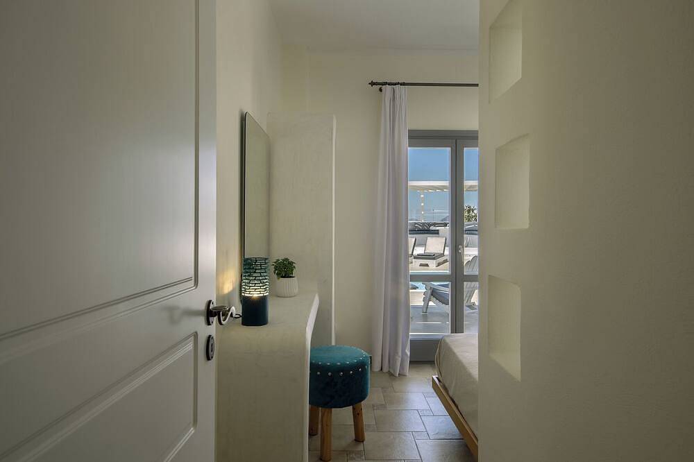 *Special offer* Stunning family-friendly Hemera Holiday Home villa on Santorini in Santorini