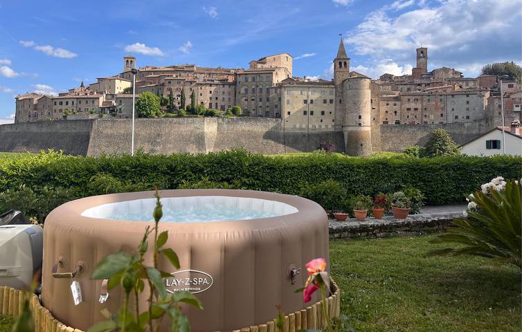 Appartamento intero, Accogliente appartamento con terrazza e giardino, parcheggio - vicino a pizzeria in Anghiari, Valtiberina