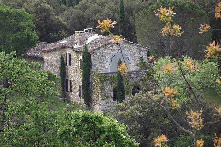 Location de vacances pour 9 personnes, avec jardin et balcon à Montclus