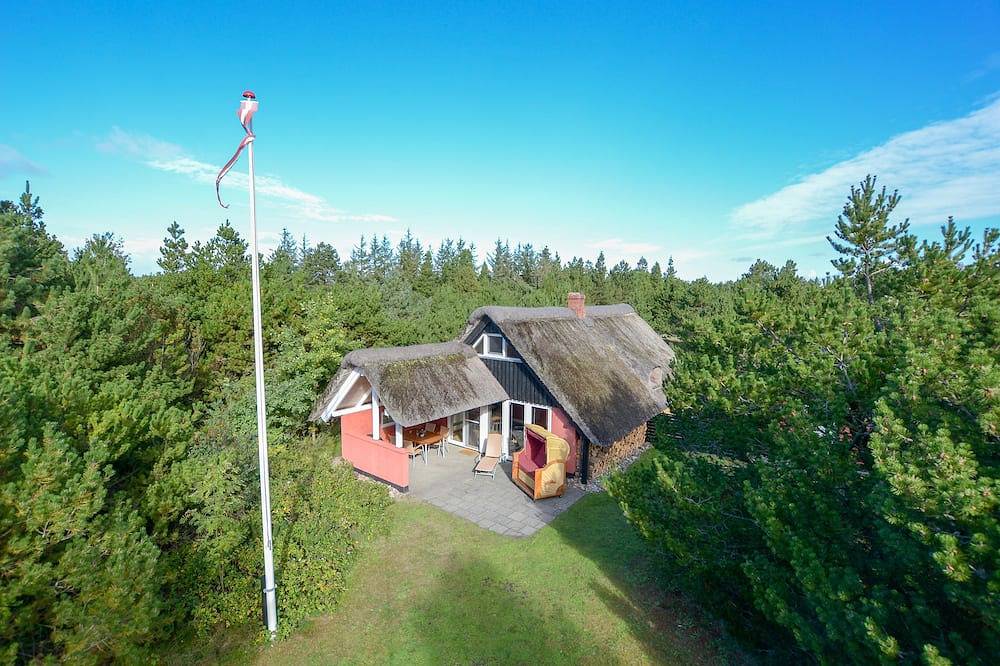 Kinderfreundliches reetgedecktes Ferienhaus auf gr. Naturgrundstück von privat in Sønderstrand, Tagholm