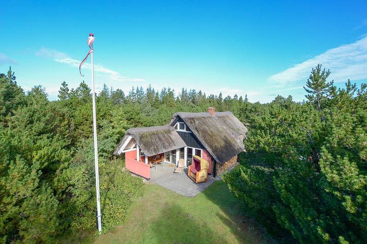 Kinderfreundliches reetgedecktes Ferienhaus auf gr. Naturgrundstück von privat in Sønderstrand, Tagholm