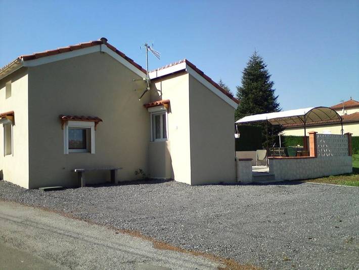 Location de vacances pour 3 personnes, avec Terrasse ainsi que Jardin et Vue à Lacrouzette