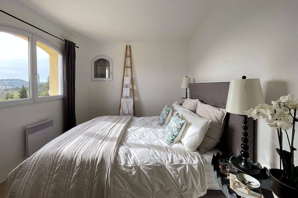 Villa elegantemente renovada con piscina infinita climatizada y vistas al mar en Cannes in Les Adrets-de-l'Estérel, Massif de l'Esterel