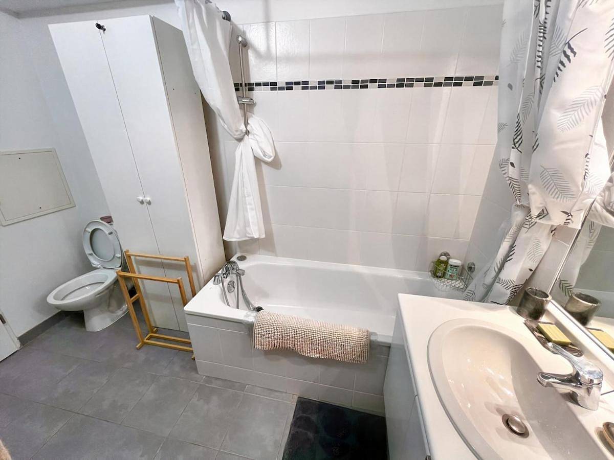 Appartement entier, One-Bedroom Apartment in Drancy, Seine-Saint-Denis