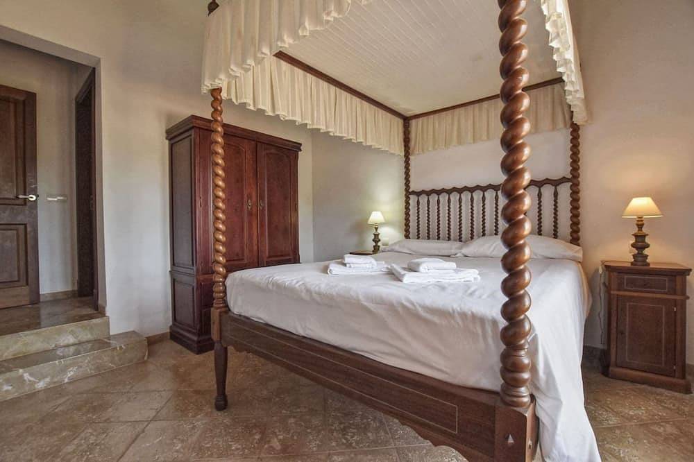Classic Home with Pool in Petra, Majorca Center