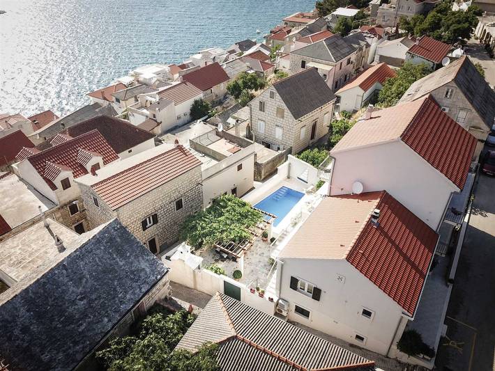 Villa pour 10 personnes, avec Balcon et Terrasse ainsi que Jardin et Piscine dans Brac