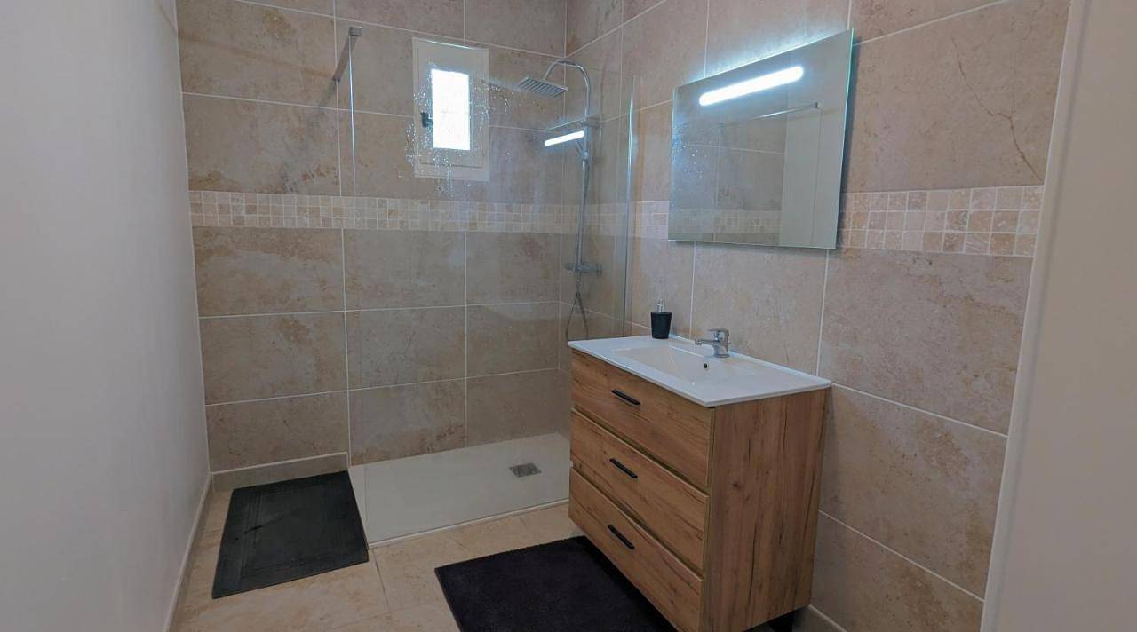 One-Bedroom House in Le Veurdre, Allier