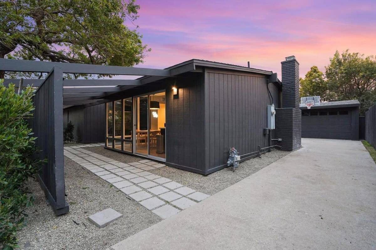 Malibu Beach House by Stay Awhile Villas in Malibú, Los Angeles County