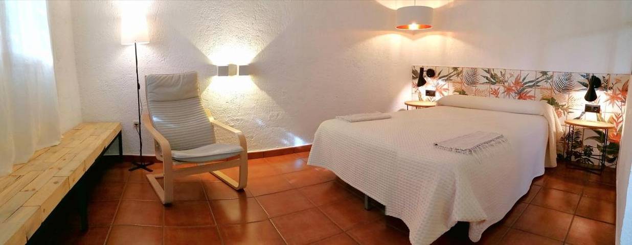 Casa rural para 3 personas, con jardín además de vistas y piscina, Se admiten mascotas en Laroles - 3