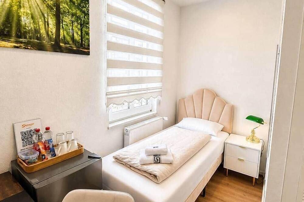 Twin room with | 2 single beds & desk room :12 in Wuppertal, Bergisch region