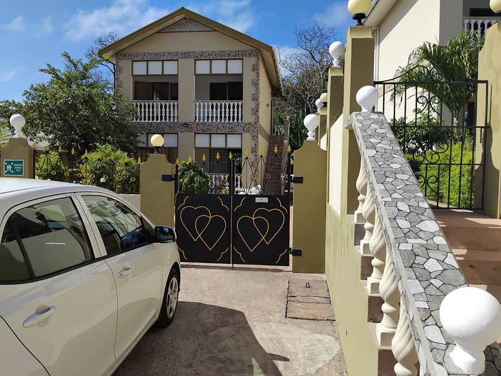 Vacation rental for 3 people, with yard and view in Seychelles