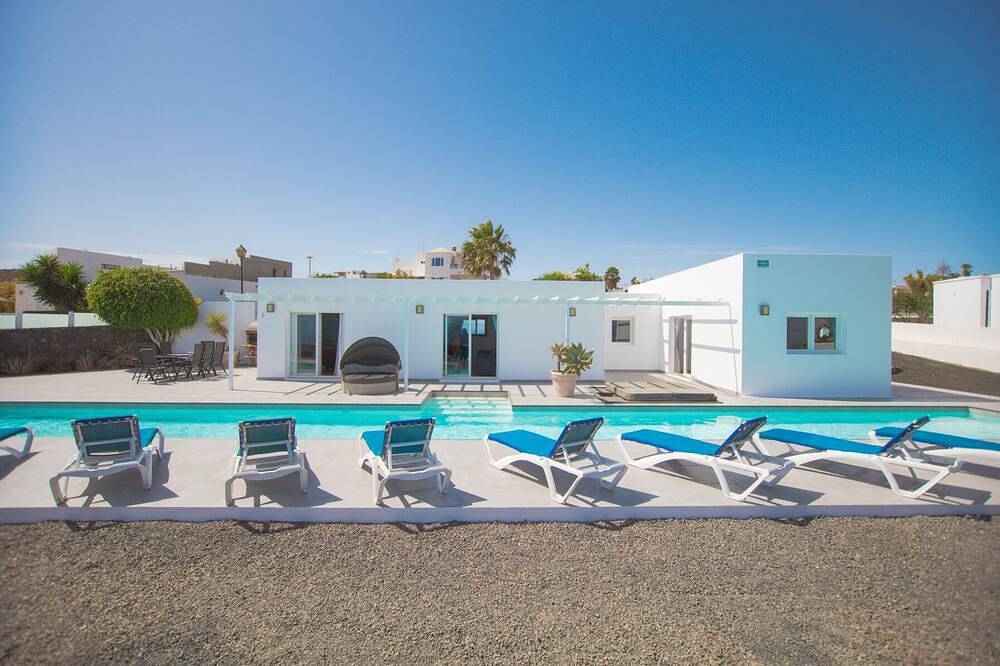 Luxury Villa with Private 25m Heated Pool & Jacuzzi in Conil, Tías