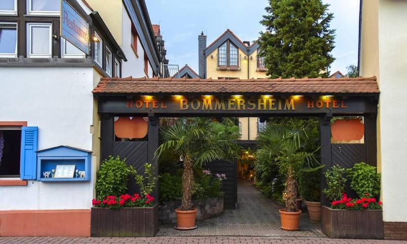 Hotel, mit Garten und Ausblick in Eschborn