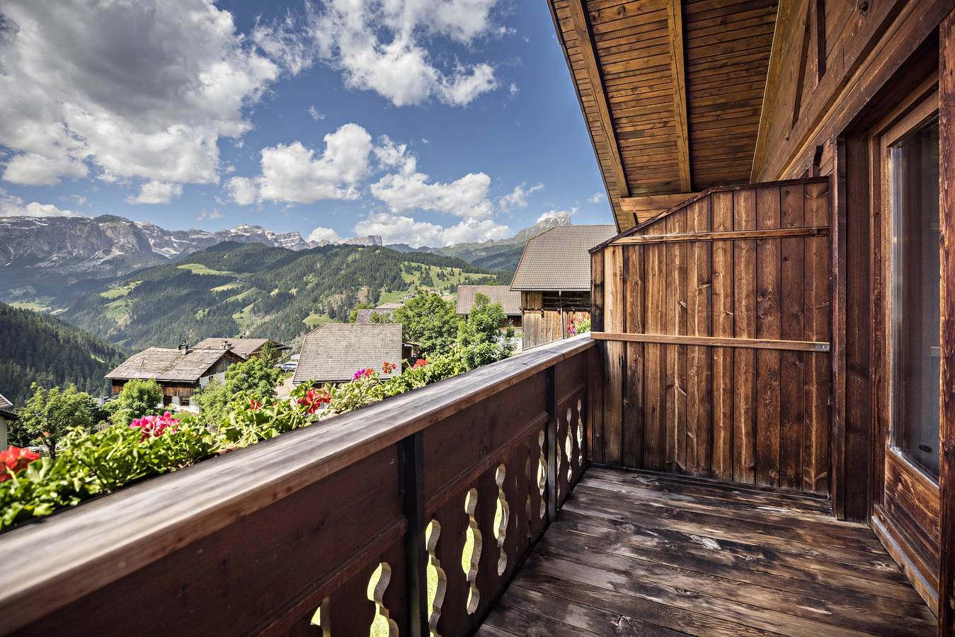 Ganze Wohnung, Traditionelle Ferienwohnung "Confolia 2" mit Balkon, Bergblick & Wlan in Wengen (Italien), Dolomiti Superski