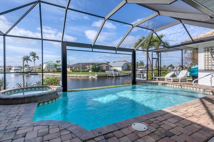 Vacation rental for 10 people, with lake view and balcony/terrace as well as pool, with pets in Punta Gorda