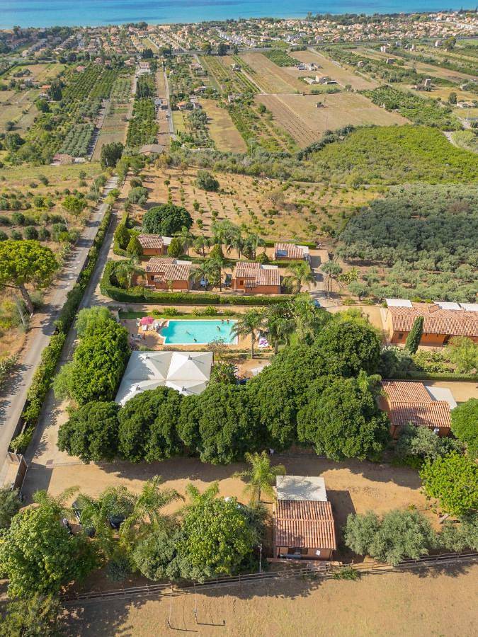 Appartamento per 3 persone, con giardino e panorama nonché piscina in Campofelice di Roccella