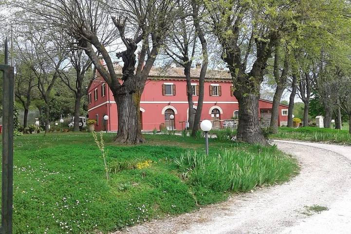 Ferienhaus für 9 Personen, mit Garten in Serrungarina