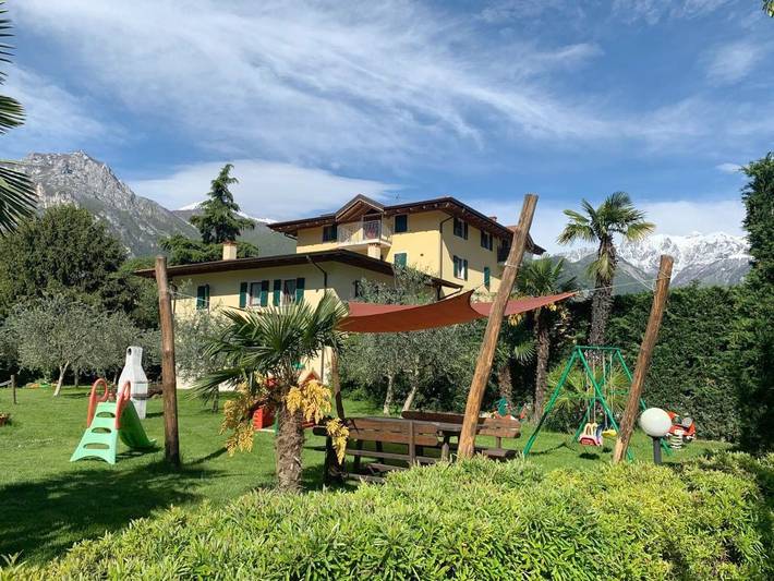 Agriturismo per 2 persone, con Balcone e Giardino nonché Piscina e Panorama ad Arco