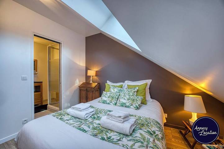 Welcome to this warm and functional home, perfect for a family getaway or a stay with friends just steps from Lake Annecy. in Talloires-Montmin, Annecy und Umgebung