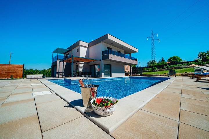 Villa für 8 Personen, mit Balkon/Terrasse und Garten sowie Pool in Dalmatien