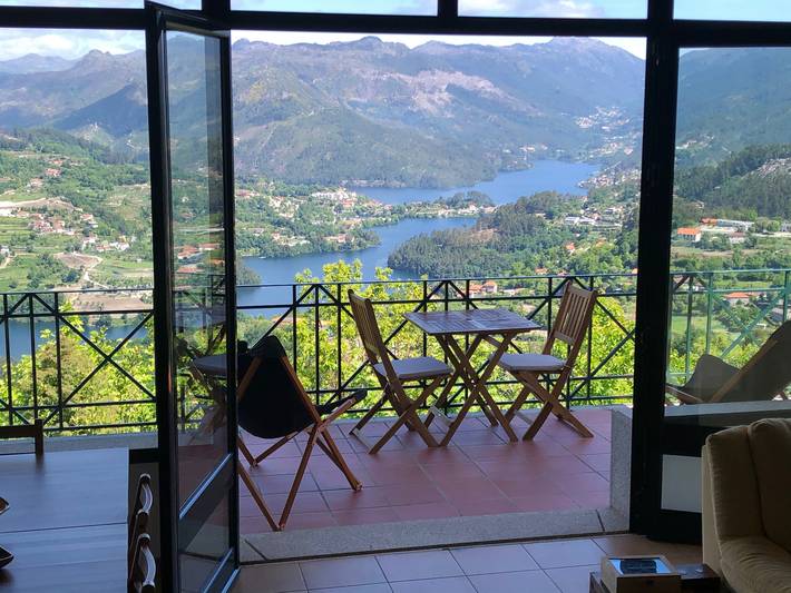 Location de vacances pour 8 personnes, avec vue sur le lac ainsi que terrasse et jardin dans Caniçada