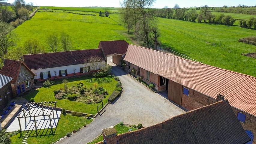 Location de vacances pour 5 personnes, avec Terrasse et Jacuzzi ainsi que Jardin et Vue à Thiembronne