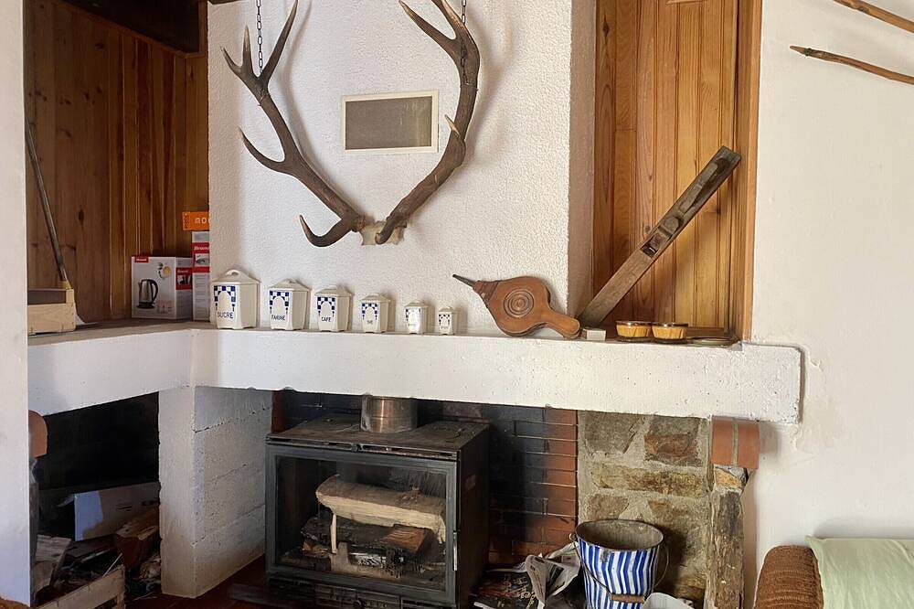 Entire apartment, Central Apartment in Formiguères - 2Br, Sleeps 6, Parking, Fireplace, Near Shops & Ski Shuttle in Formiguères, Parc naturel régional des Pyrénées catalanes