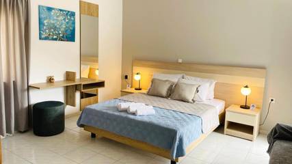 Gîte pour 2 personnes, avec jardin et vue dans Soúgia